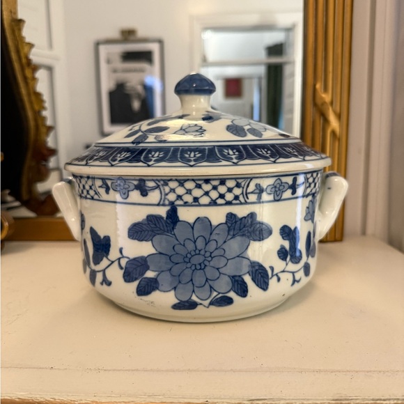 Vintage Blue and White Chinoiserie Decorative Bowl with Lid -Tureen Serving Dish - Picture 2 of 5